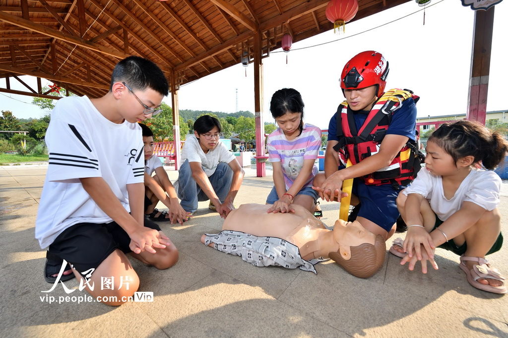 8月5日，消防员指导学生练习心肺复苏技能。
