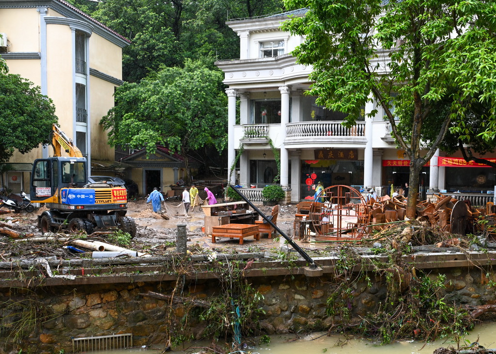 8月6日，工作人员在广东肇庆鼎湖区鼎湖山风景区门口清淤。