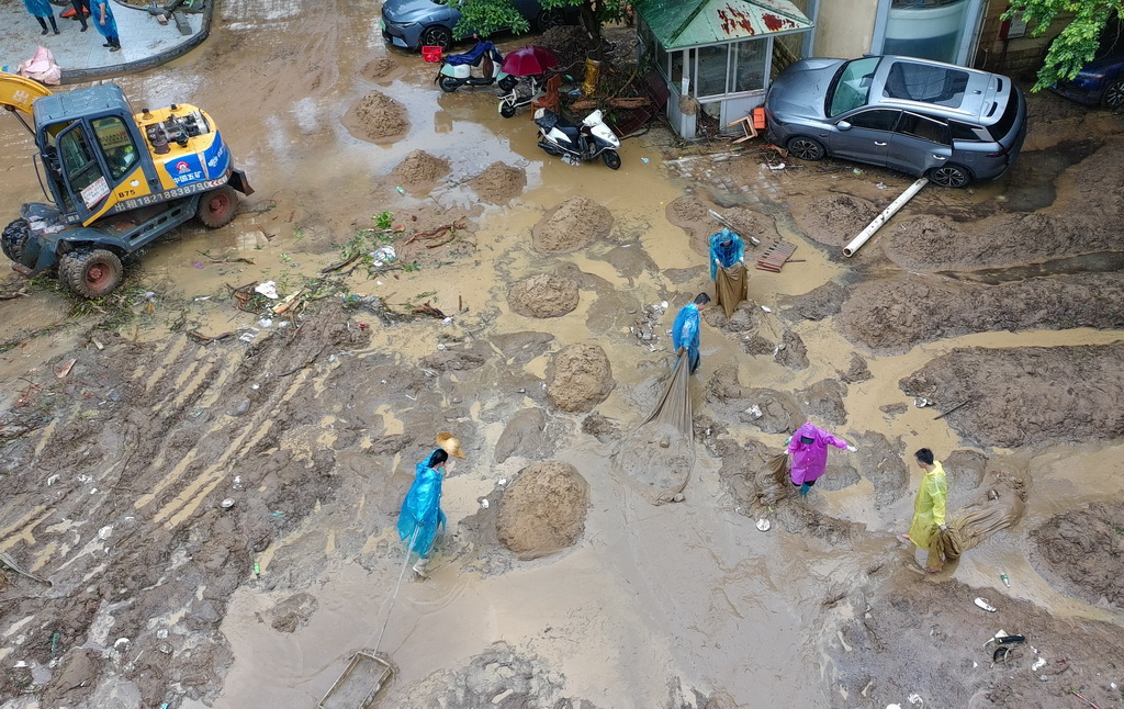 8月6日,工作人员在广东肇庆鼎湖区鼎湖山风景区门口清淤(无人机照片)。