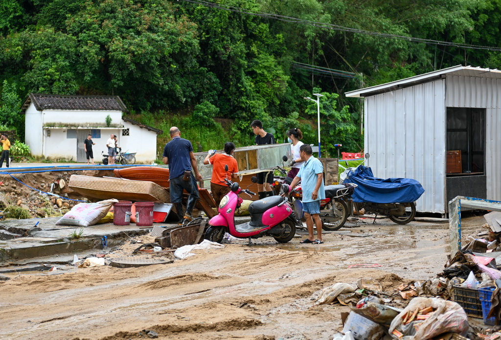 8月6日,村民在广东清远佛冈县石角镇黄花村搬运受损家具。