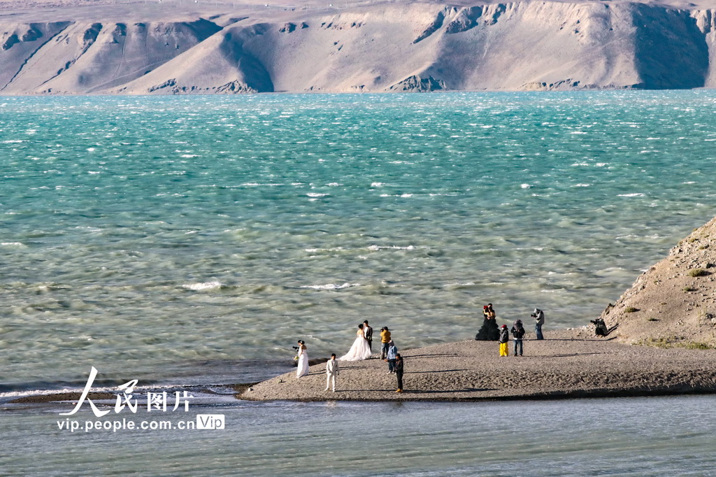 8月5日，几对新人在白沙湖畔拍摄婚纱照。 