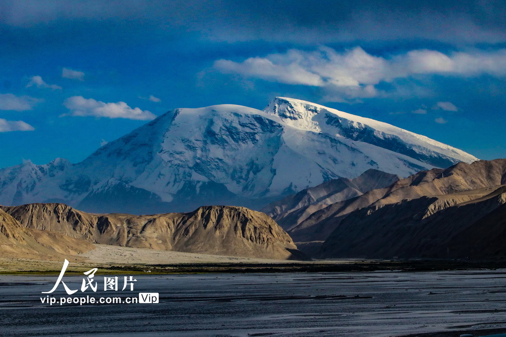 8月5日，在新疆喀什地区塔什库尔干塔吉克自治县拍摄的慕士塔格峰。
