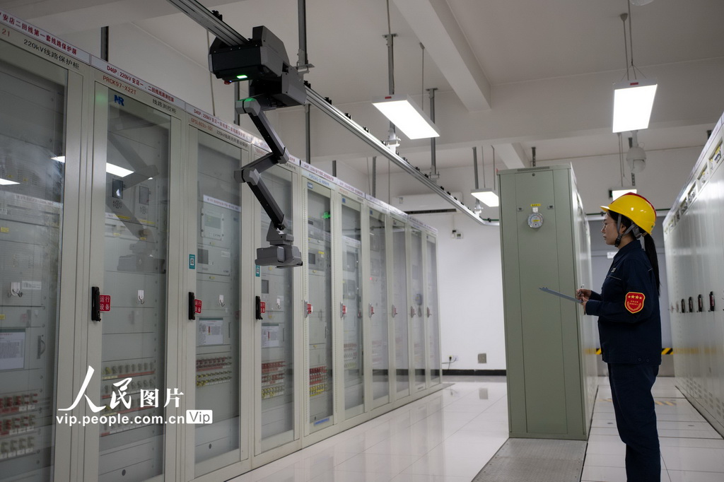 8月7日，运维人员在湖北省宜昌市夷陵区500千伏安福变电站内对轨道机器人运行状况进行检查。