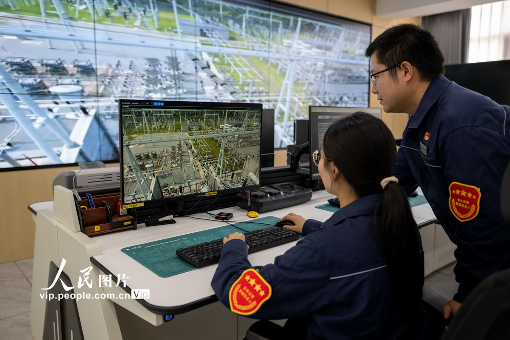 8月7日，运维人员在湖北省宜昌市夷陵区500千伏安福变电站主控室通过屏幕实时监视无人机飞行状态。