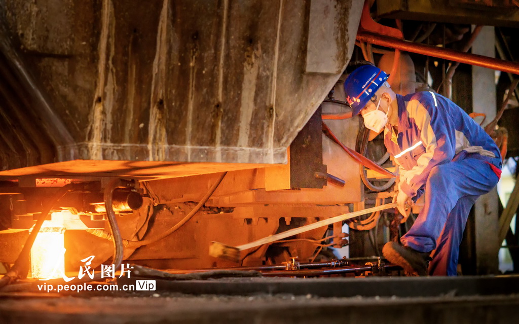 8月7日，炼钢工人在添加连铸机保护渣。
