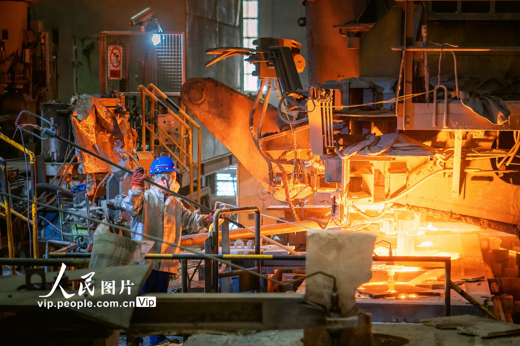 8月7日，炼钢工人在进行连铸取样作业。