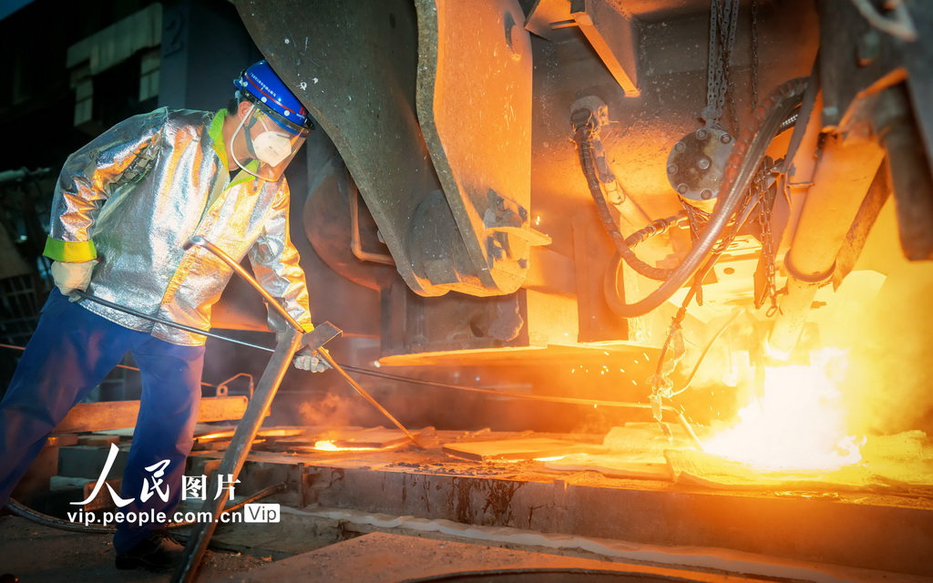 8月7日，炼钢工人在进行连铸测温作业。