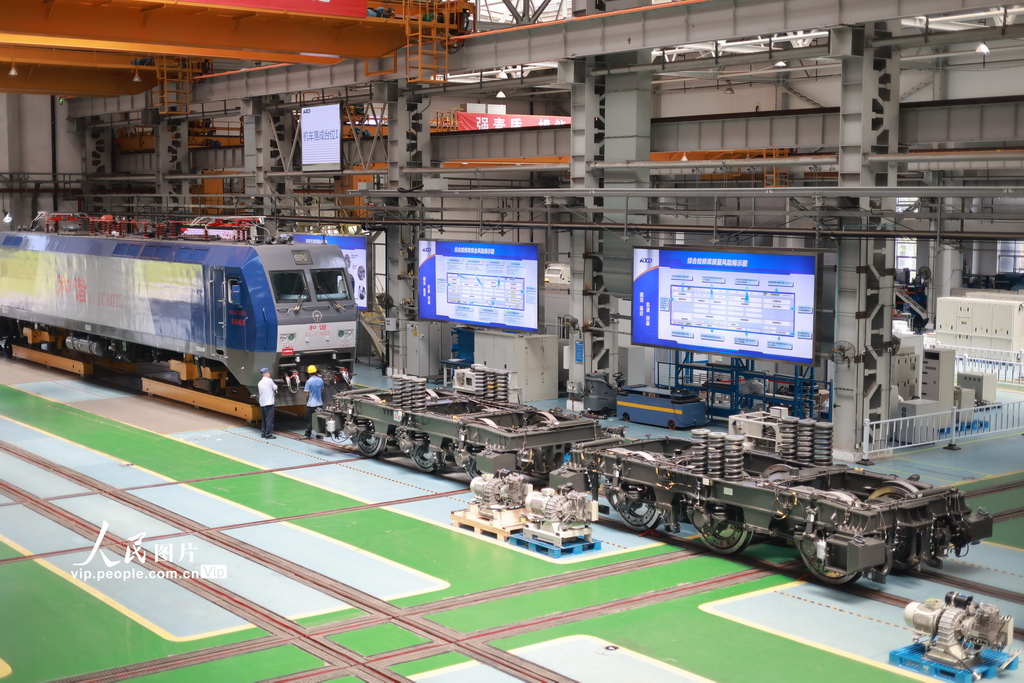 8月7日，成都机务段大功率机车检修车间员工对机车检修作业。