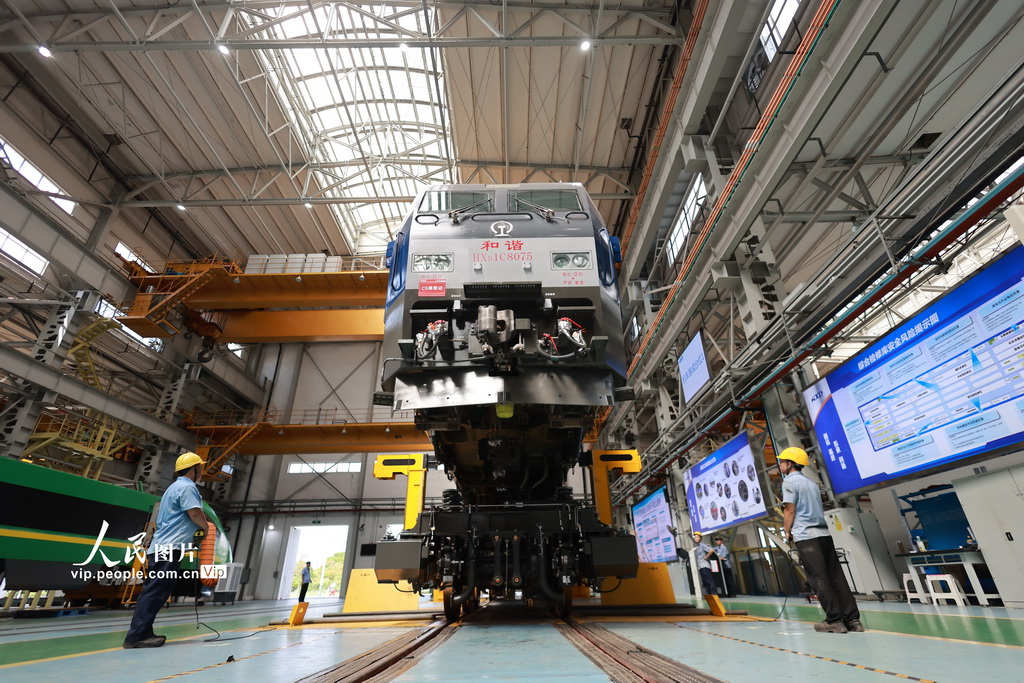 8月7日，成都机务段大功率机车检修车间员工对机车检修作业。