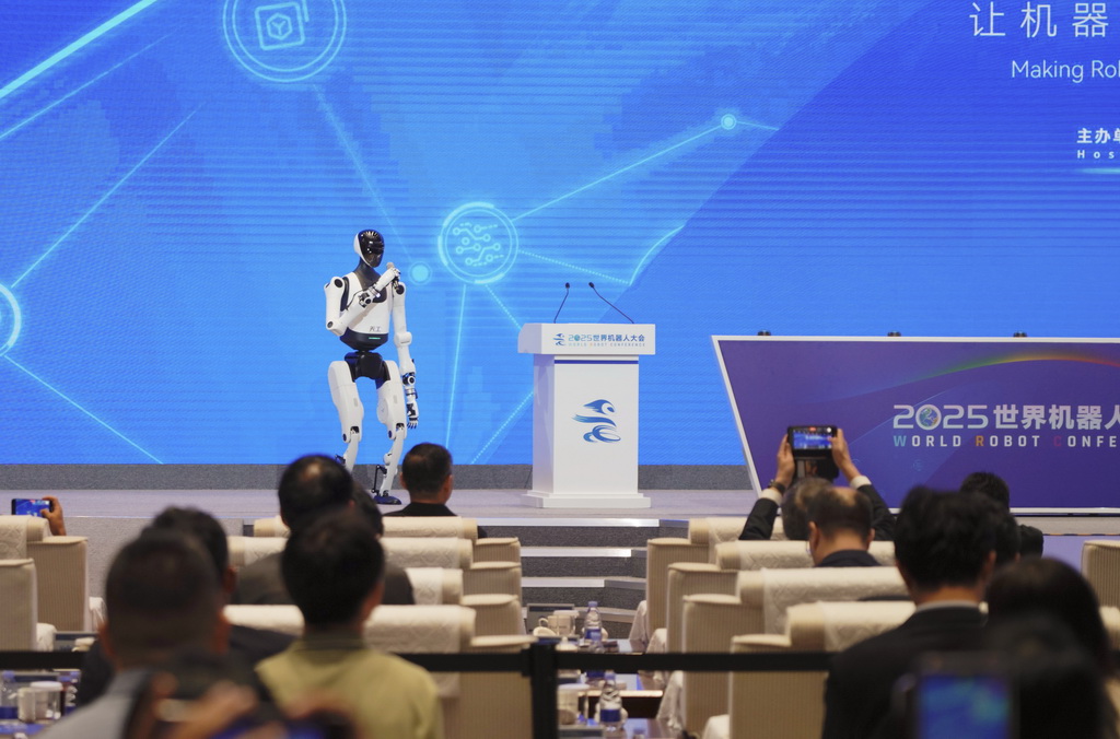 8月8日，在2025世界机器人大会开幕式现场，机器人主持人登场。新华社记者 谢晗 摄