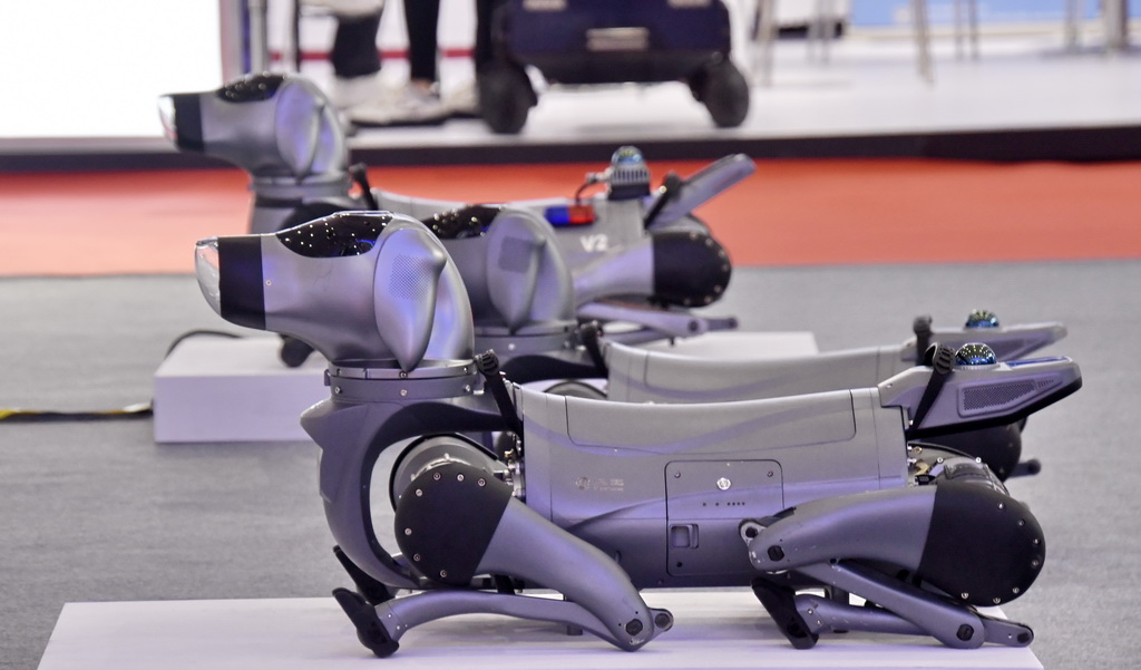 这是8月8日拍摄的2025世界机器人大会上展出的智能机器狗。新华社记者 李欣 摄