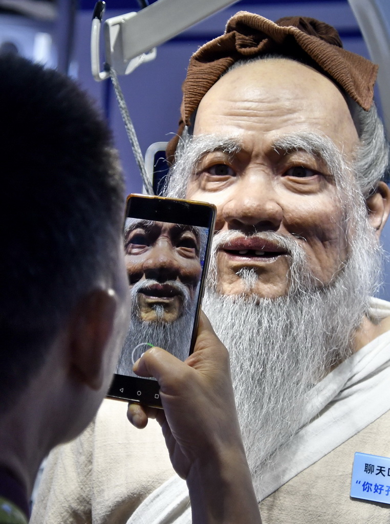 8月8日，观众在2025世界机器人大会现场与展出的智能机器人互动。新华社记者 李欣 摄