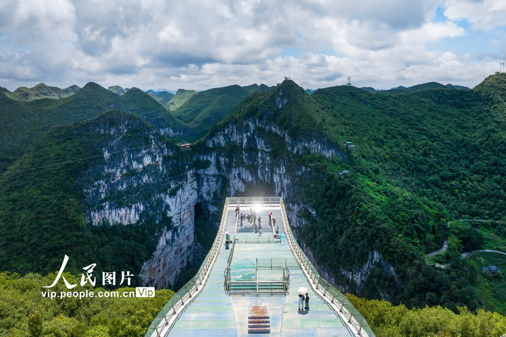 广西乐业：暑期天坑美景引游人【2】