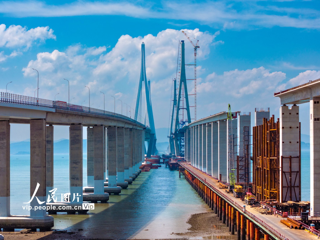 8月8日，建设中的浙江省宁波市象山港跨海大桥。