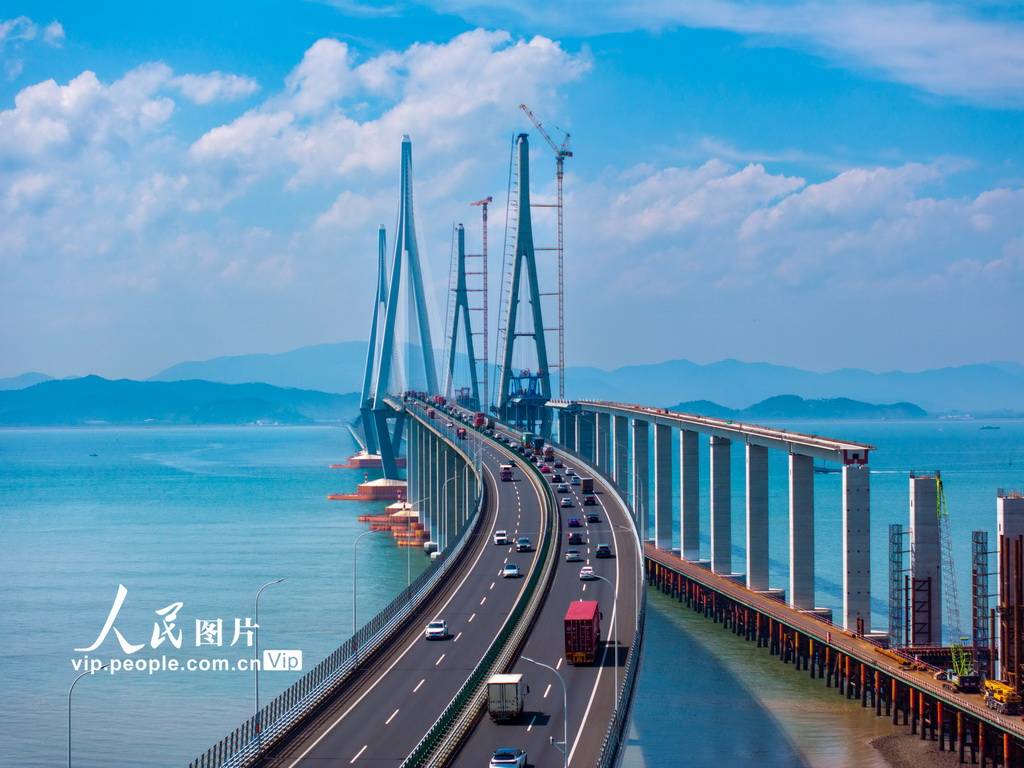 8月8日，建设中的浙江省宁波市象山港跨海大桥。