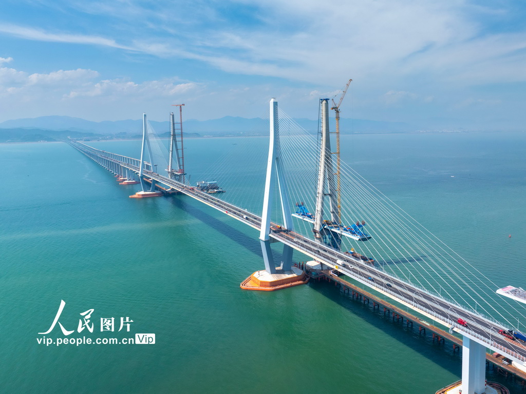 8月8日，建设中的浙江省宁波市象山港跨海大桥。