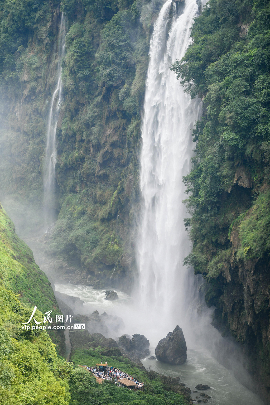 贵州兴义：奇峰竞秀 游人如织【4】