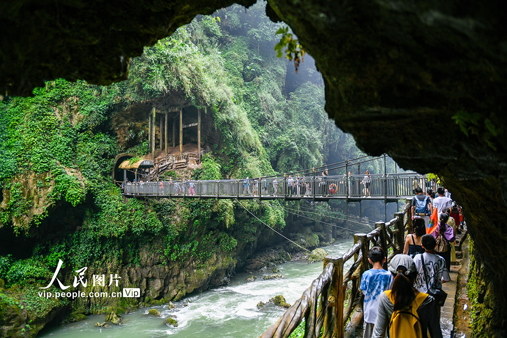 贵州兴义：奇峰竞秀 游人如织【6】