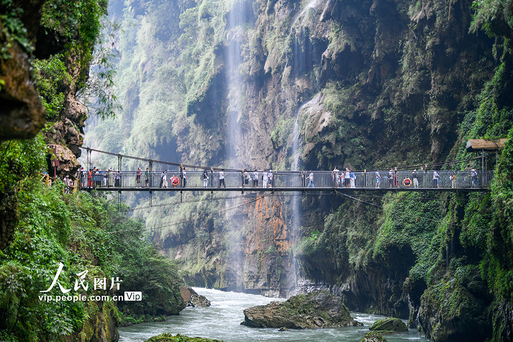 贵州兴义：奇峰竞秀 游人如织【3】