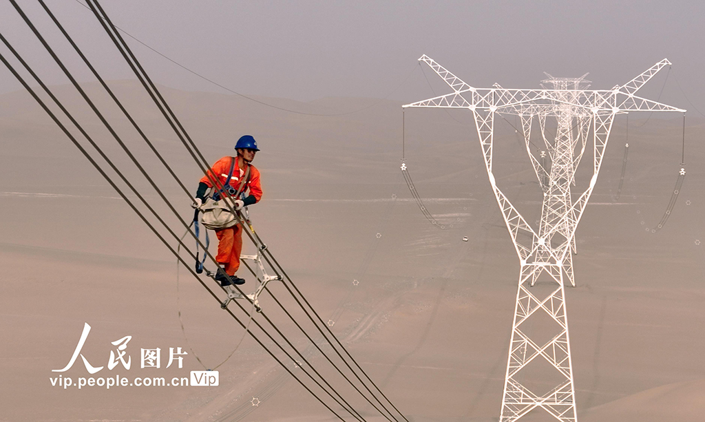 新疆且末：大漠“走线”【3】