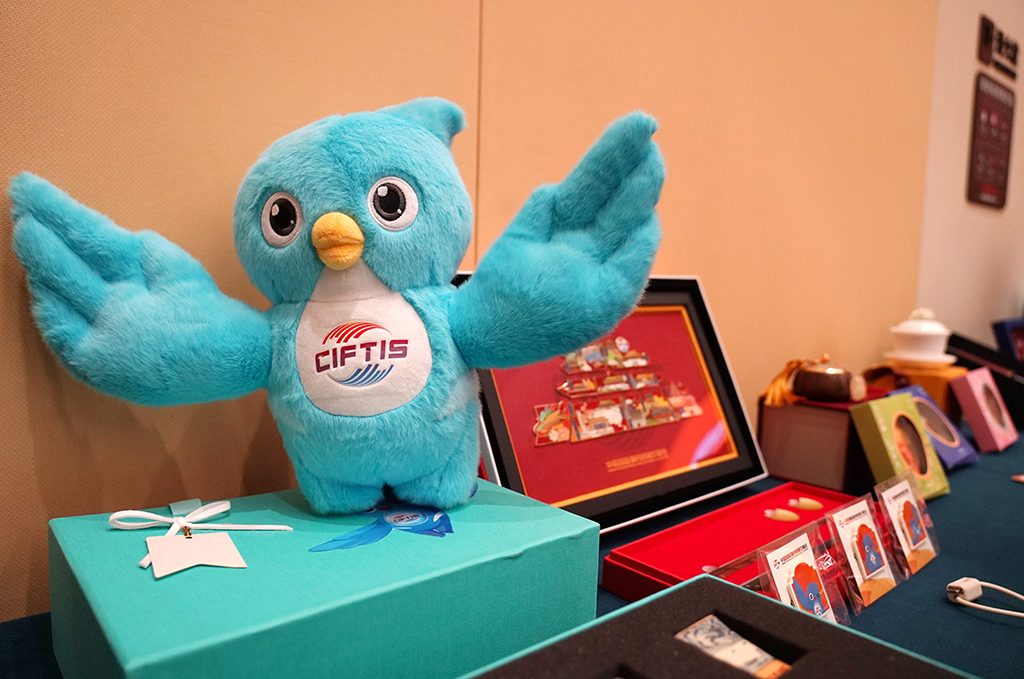 这是8月11日在2025年服贸会媒体吹风会现场拍摄的服贸会吉祥物“福燕”及其他特许商品。新华社记者 张晨霖 摄