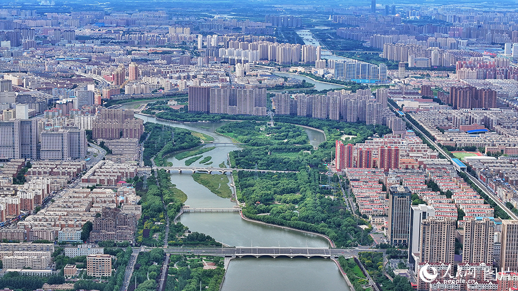 2025年8月3日，吉林省长春市伊通河风光秀美。伊通河贯穿长春城南北，早些年该河流一度遭到污染，水质恶化，水面日渐干涸萎缩。2016年，长春市启动伊通河综合治理工程，通过全区域、全流域、全方位生态修复，如今伊通河水环境得到明显改善，沿岸的秀美风光已成为市民游客休闲娱乐的好去处和城市著名景观带。人民网记者 李洋摄