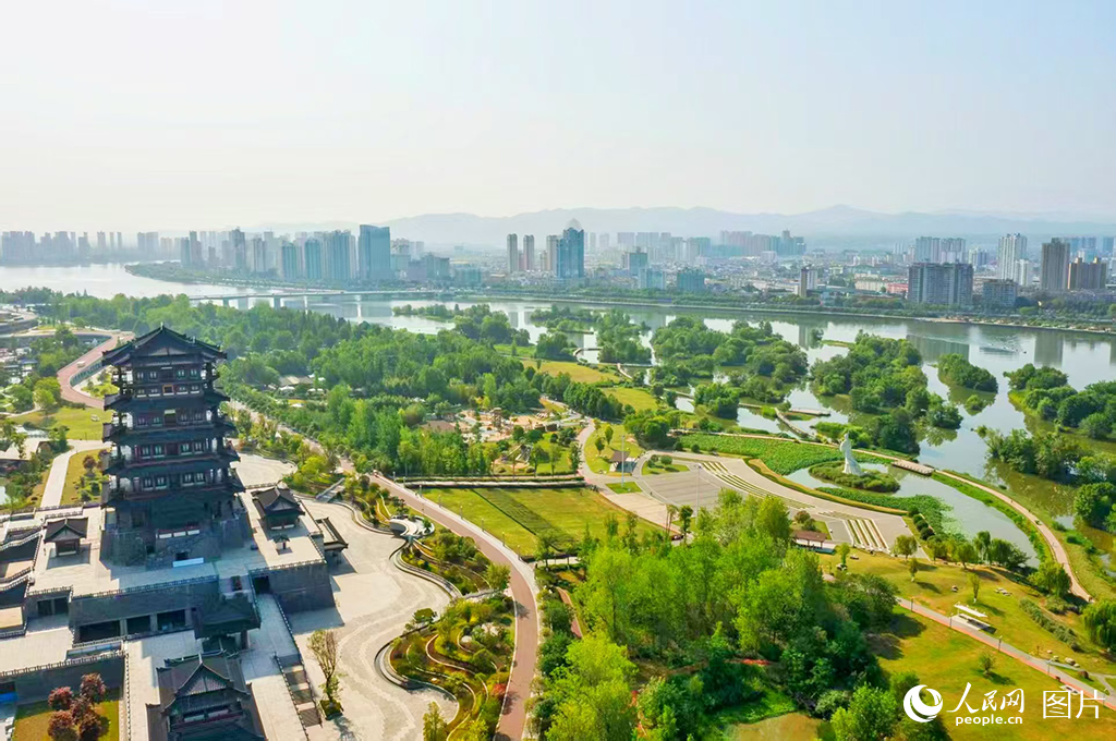 2025年6月16日，陕西省汉中市天汉湿地公园，风景秀丽。近年来，作为汉江综合整治工程的典范之作，天汉湿地公园通过科学运用砂石堆砌绿岛、因地制宜改造洼地为雨水花园等生态修复手段，累计完成16万平方米绿地修复，精心打造了219座形态各异的生态岛屿。如今，这里已成为生物多样性富集的生态家园，314种植物在此繁茂生长，30余种鱼类畅游其间，90余种鸟类栖息觅食，勾勒出一幅生机勃勃的自然生态长卷。人民网记者 翁奇羽摄