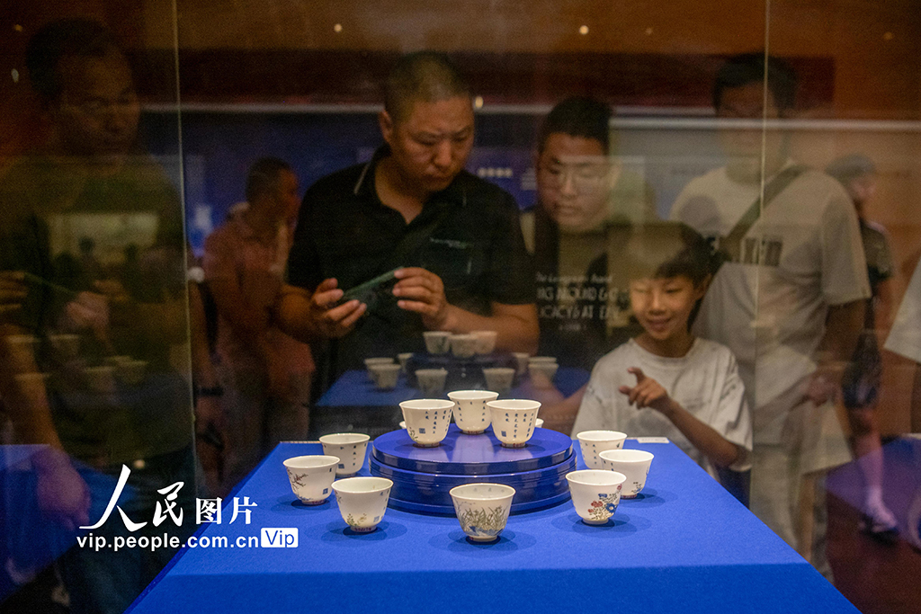 河南开封：博物馆里游客多【2】