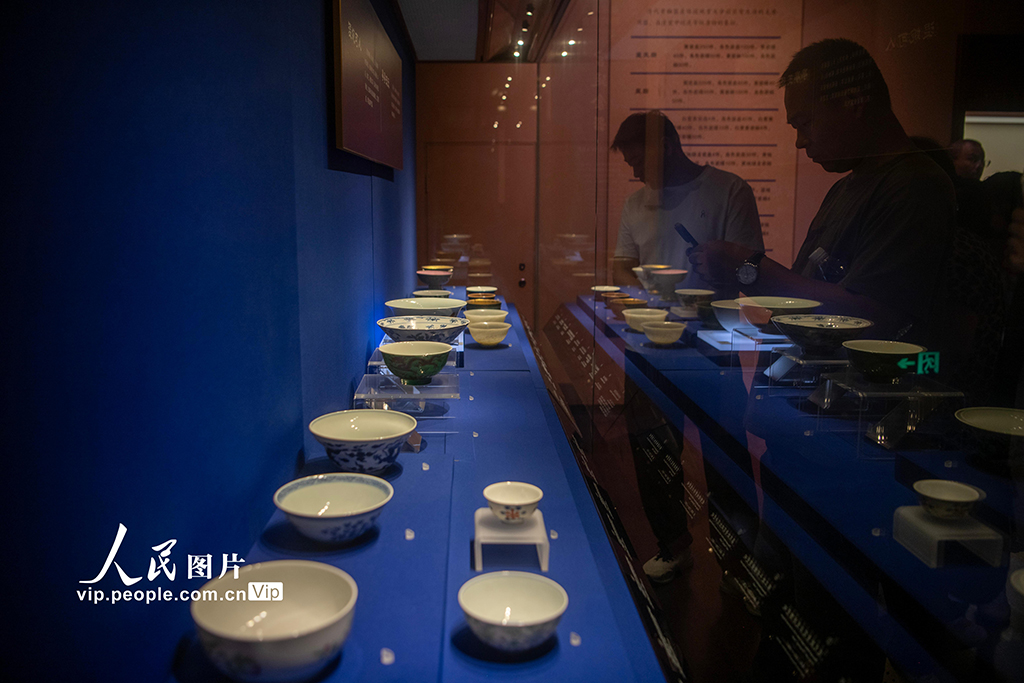 河南开封：博物馆里游客多【3】