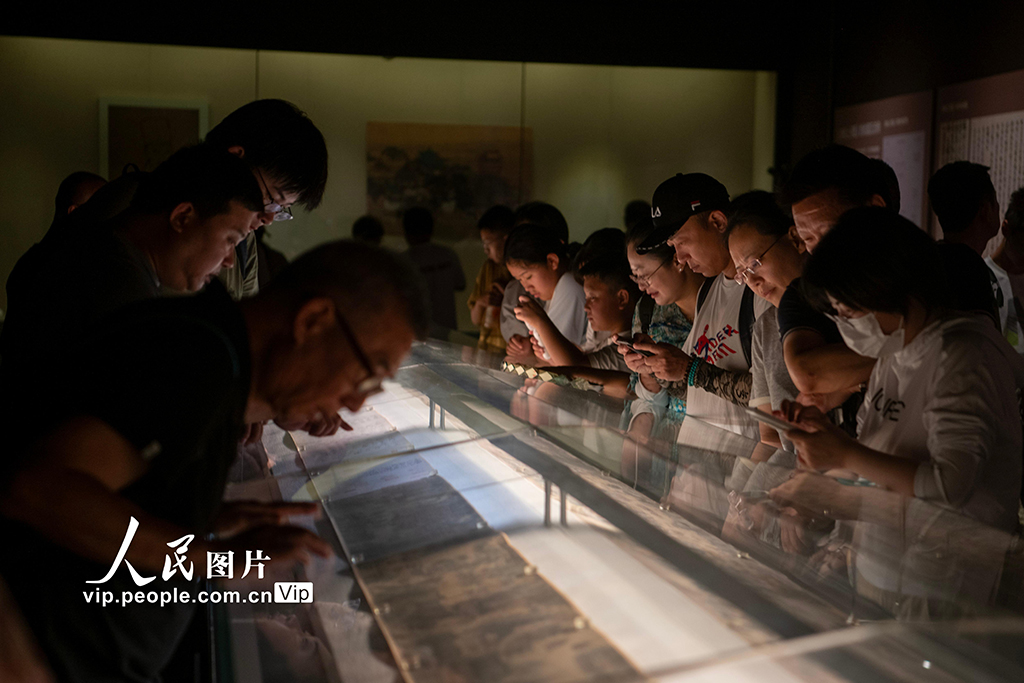 河南开封：博物馆里游客多【5】