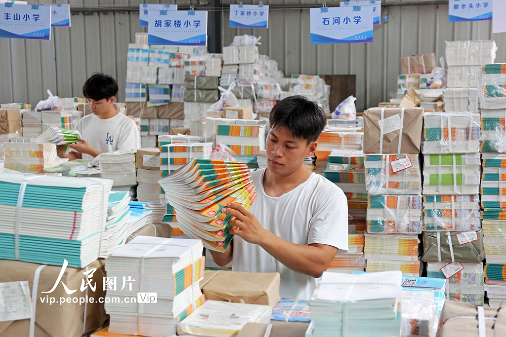 河北玉田:备教材 迎开学【3】