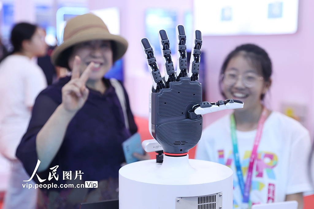 北京:世界机器人大会人气旺【2】