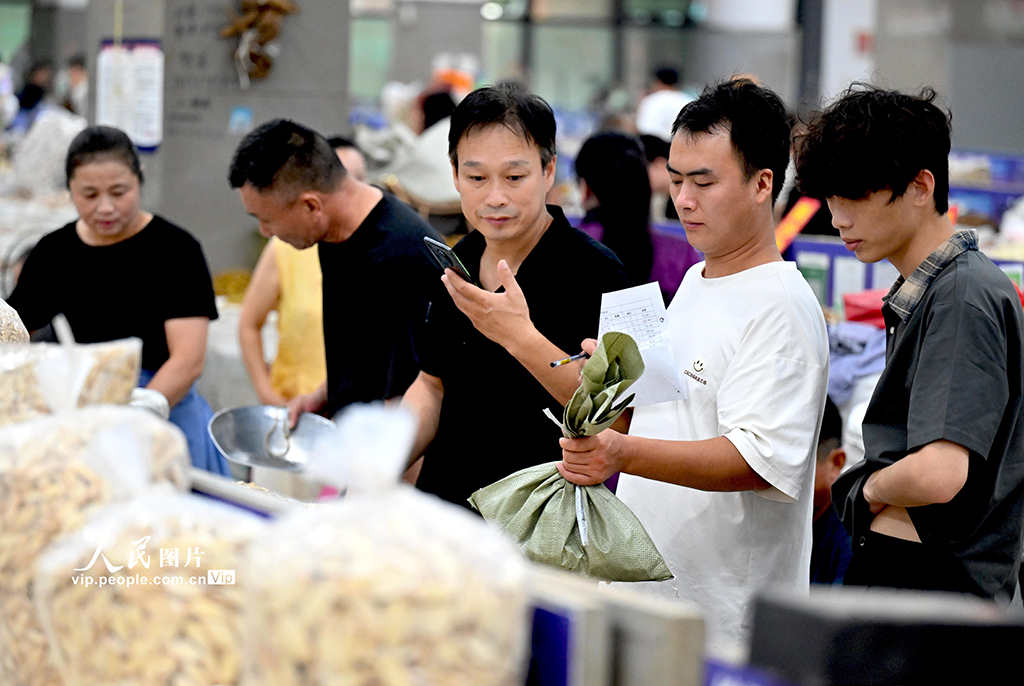 安徽亳州:“药市”交易忙【4】