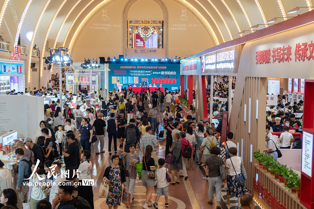 2025年8月13日，2025上海书展上海展览中心主会场吸引众多读者前来观展和淘书。王冈摄（人民图片网）