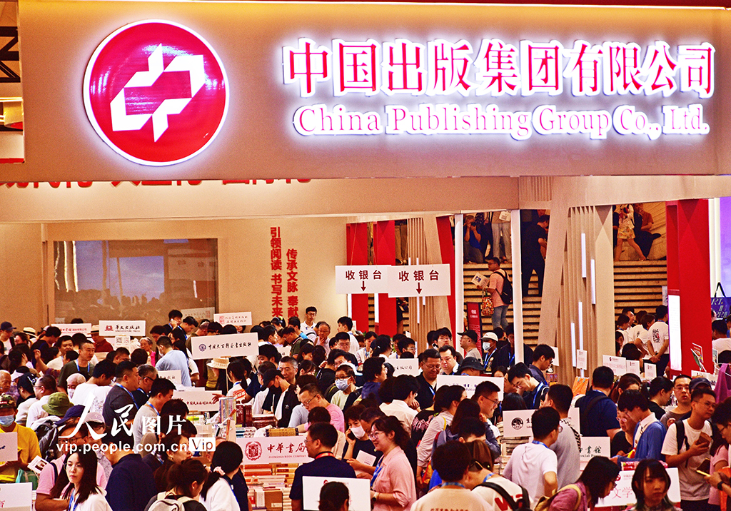 2025年8月13日,2025上海书展上海展览中心主会场吸引众多读者前来观展和淘书。周东潮摄(人民图片网)