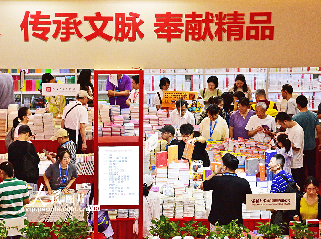 2025年8月13日，2025上海书展上海展览中心主会场吸引众多读者前来观展和淘书。周东潮摄（人民图片网）