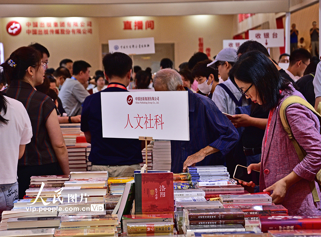 2025年8月13日，2025上海书展上海展览中心主会场吸引众多读者前来观展和淘书。周东潮摄（人民图片网）