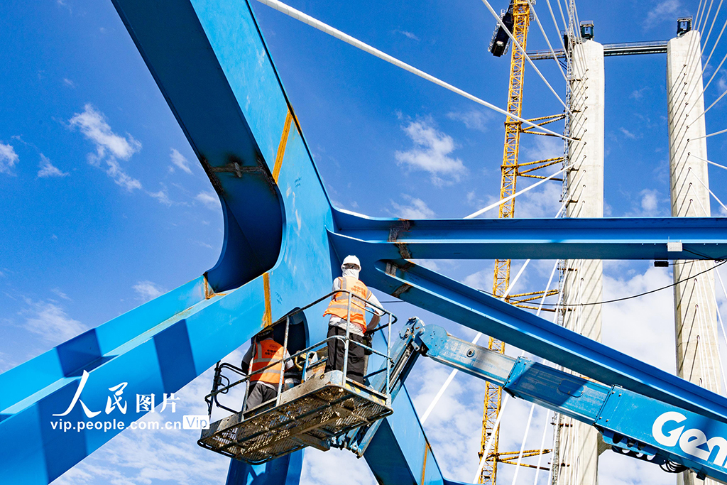湖北十堰：西十高铁汉江特大桥钢桁梁即将合龙【6】