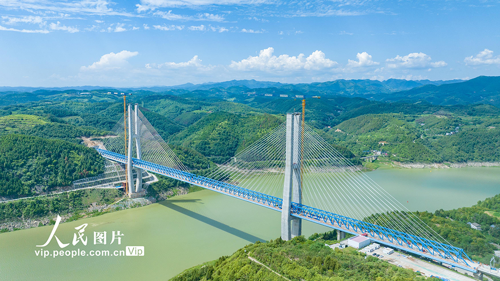湖北十堰:西十高铁汉江特大桥钢桁梁即将合龙【2】