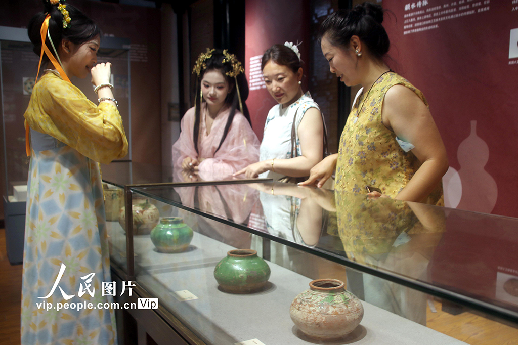 界首彩陶珍品亮相苏州园林博物馆【3】