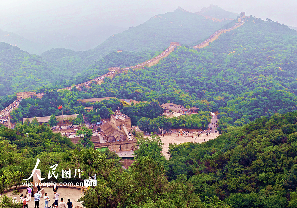 北京：八达岭长城游人如织【2】