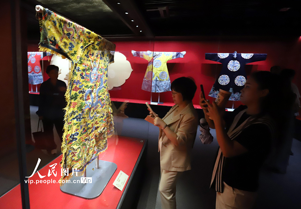 江苏苏州：“紫垣华彩——故宫博物院藏清代宫廷织绣服饰文物展”举行【2】