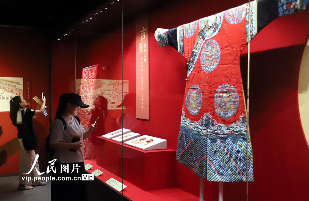 江苏苏州：“紫垣华彩——故宫博物院藏清代宫廷织绣服饰文物展”举行【3】