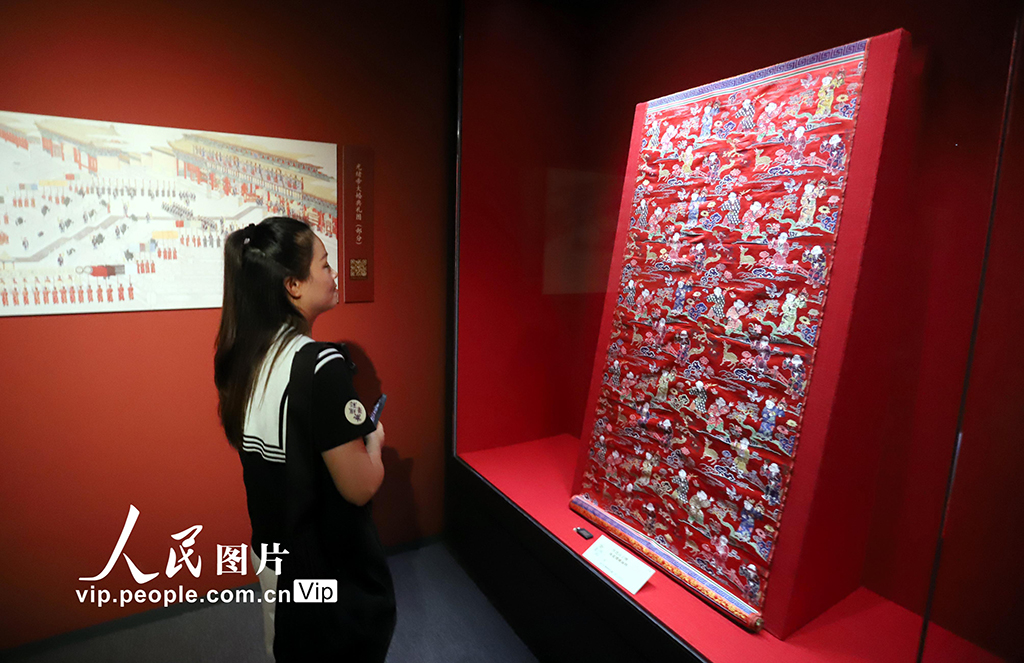 江苏苏州：“紫垣华彩——故宫博物院藏清代宫廷织绣服饰文物展”举行【4】