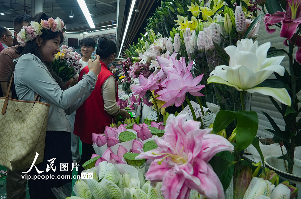 云南昆明：斗南花市鲜花俏销【6】