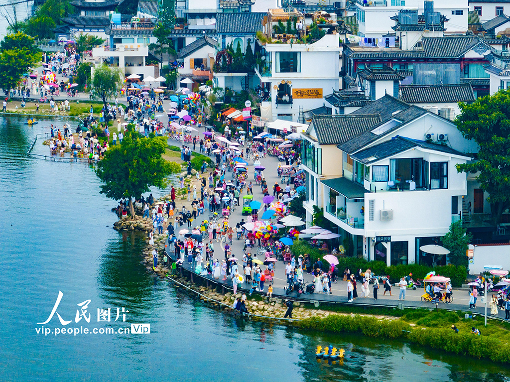 云南大理：洱海生态廊道游人如织【2】