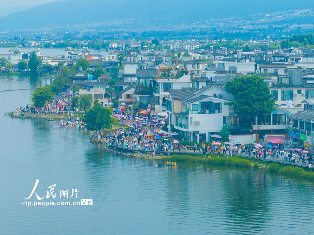 云南大理：洱海生态廊道游人如织【3】