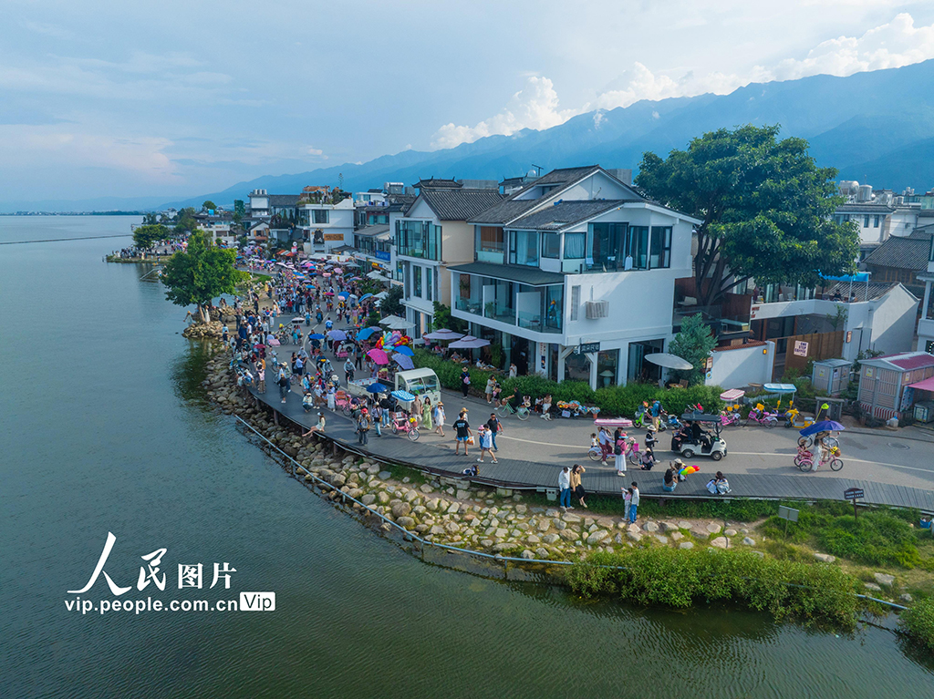 云南大理：洱海生态廊道游人如织【4】