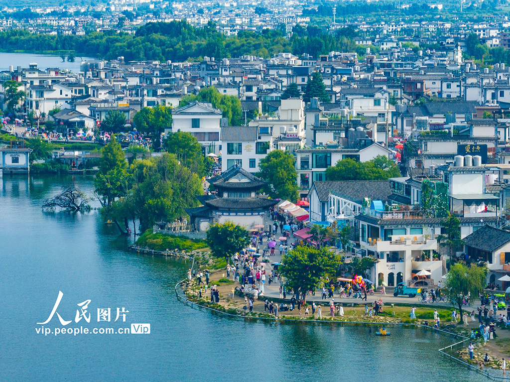 云南大理：洱海生态廊道游人如织【5】