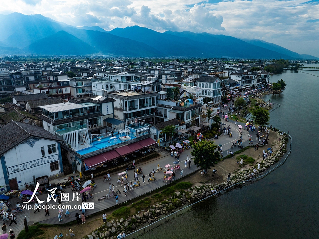 云南大理：洱海生态廊道游人如织【6】
